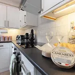 A Gem Nestled In The Heart Of Oxford With Parking!