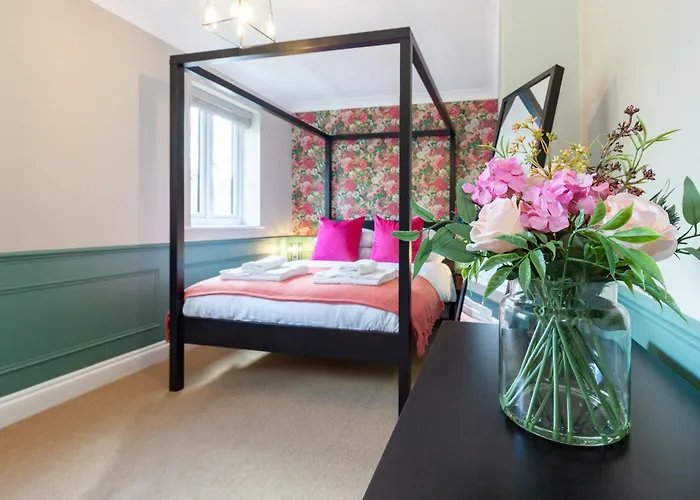 A Gem Nestled In The Heart Of Oxford With Parking!