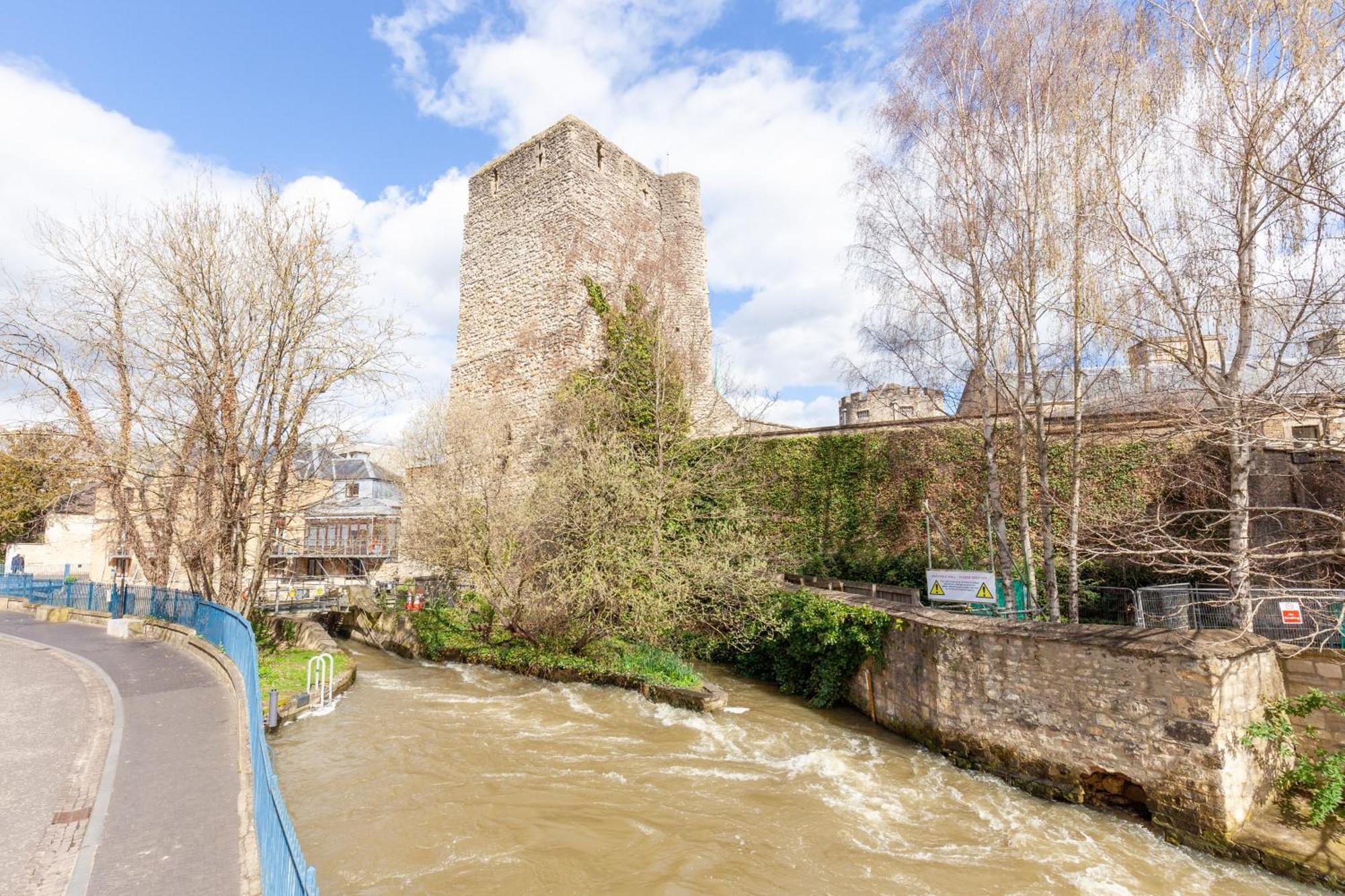 A Gem Nestled In The Heart Of With Parking! Oxford