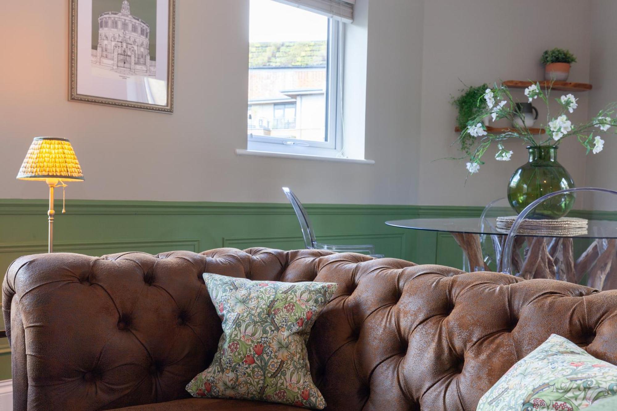 A Gem Nestled In The Heart Of With Parking! Oxford